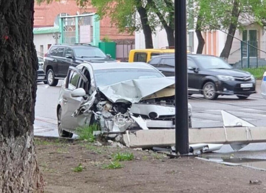 В Благовещенске иномарка столкнулась с пожарной машиной