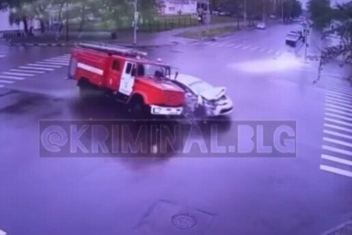 Момент столкновения пожарной машины с иномаркой в центре Благовещенска попал на видео