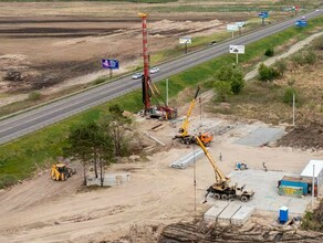 На строительстве Зейского моста начали возводить путепровод через федеральную трассу видео