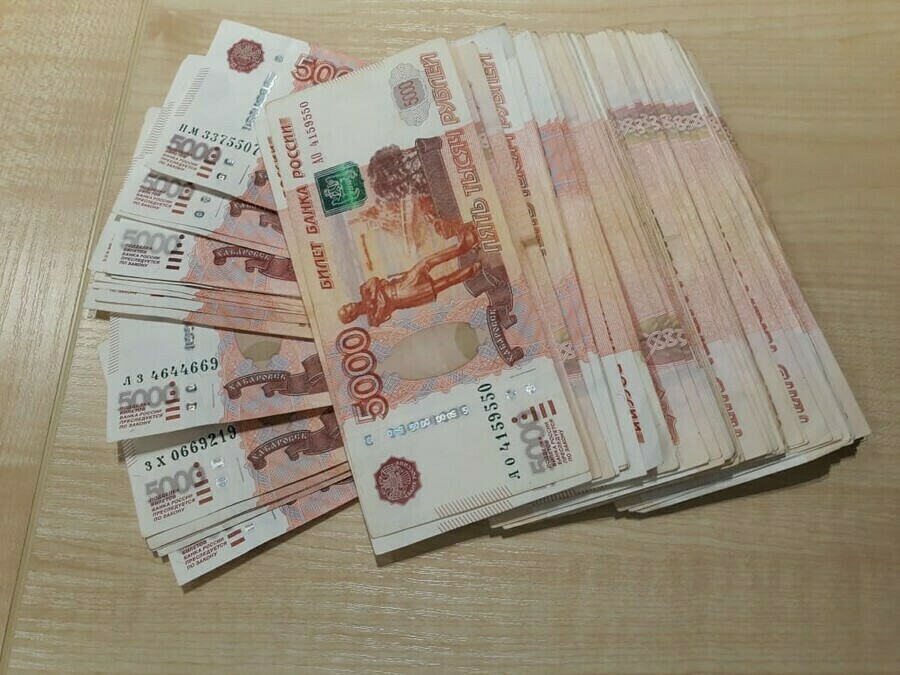 Амурчанин хотел заплатить по кредиту фальшивыми деньгами купленными в Хабаровске 