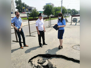 На месте провала асфальта в микрорайоне оценят соответствует ли качество покрытия нормативам