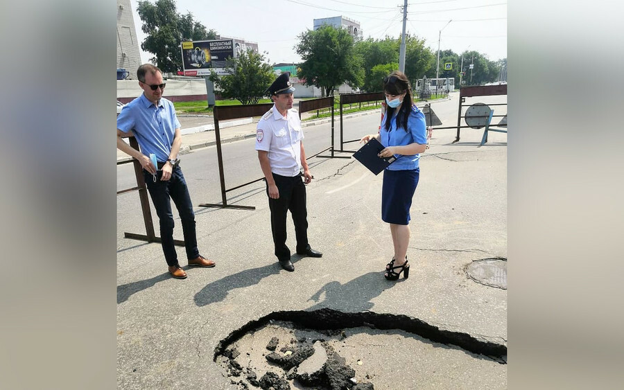 На месте провала асфальта в микрорайоне оценят соответствует ли качество покрытия нормативам