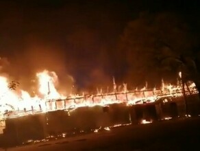 В Белогорске открытым пламенем полыхал большой магазин видео