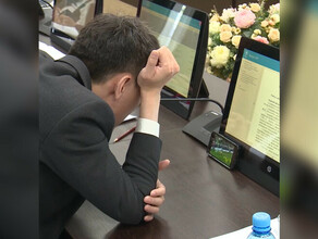 На Сахалине депутат смотрел футбол во время заседания видео