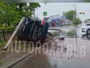 В Свободном автомобиль въехал в столб и сломал его пополам 