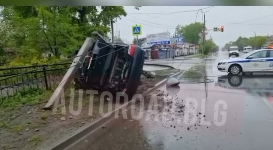 В Свободном автомобиль въехал в столб и сломал его пополам 