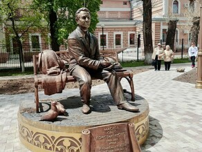 В Благовещенске установили памятник врачу и поэту Олегу Маслову