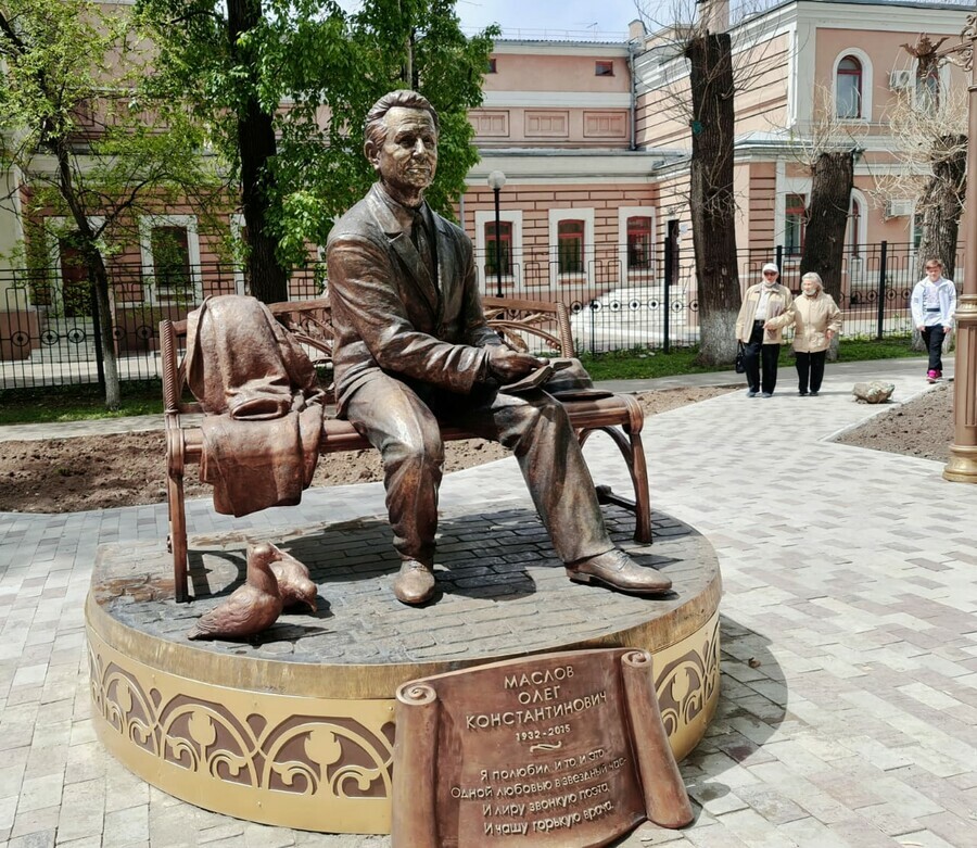 В Благовещенске установили памятник врачу и поэту Олегу Маслову
