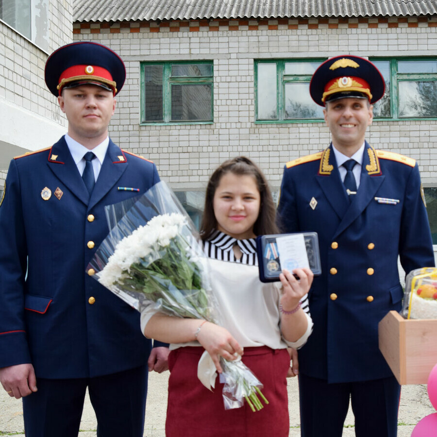 В Амурской области наградили девочку которая спасла бабушку из горящего дома