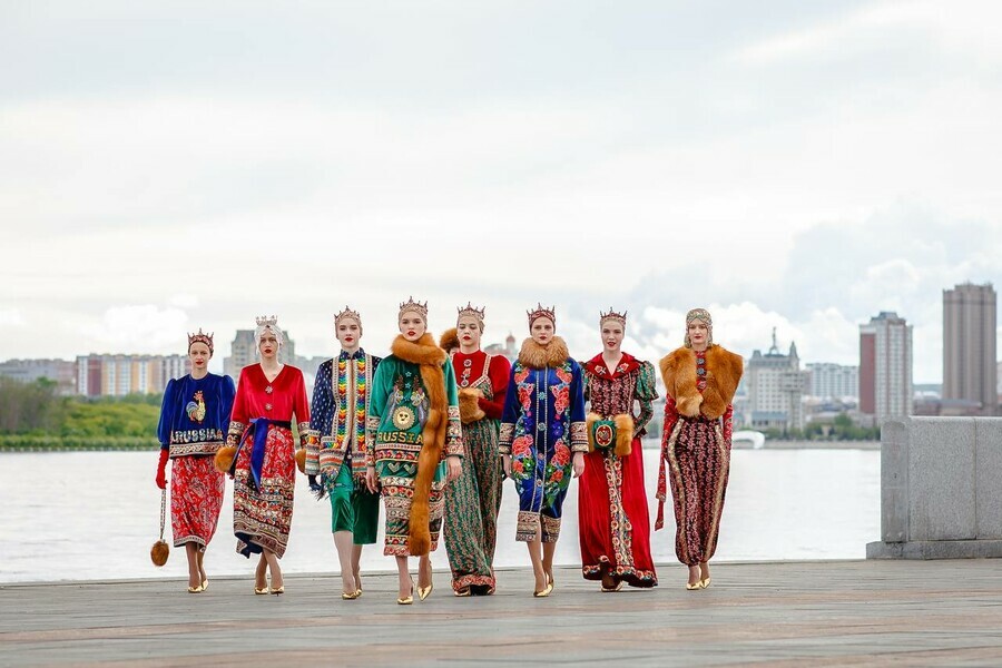 Модели Благовещенска и Хэйхэ устроили модный показ на двух берегах Амура