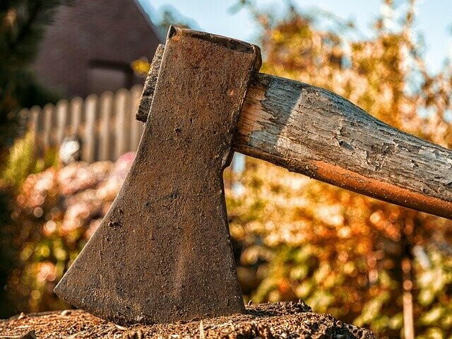 Пьяный амурчанин несколько раз ударил знакомого топором