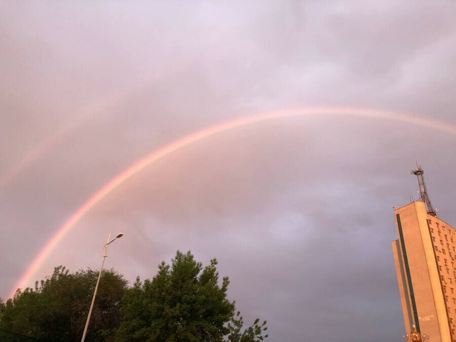 Жители Хэйхэ показали двойную радугу над Амуром со своего берега