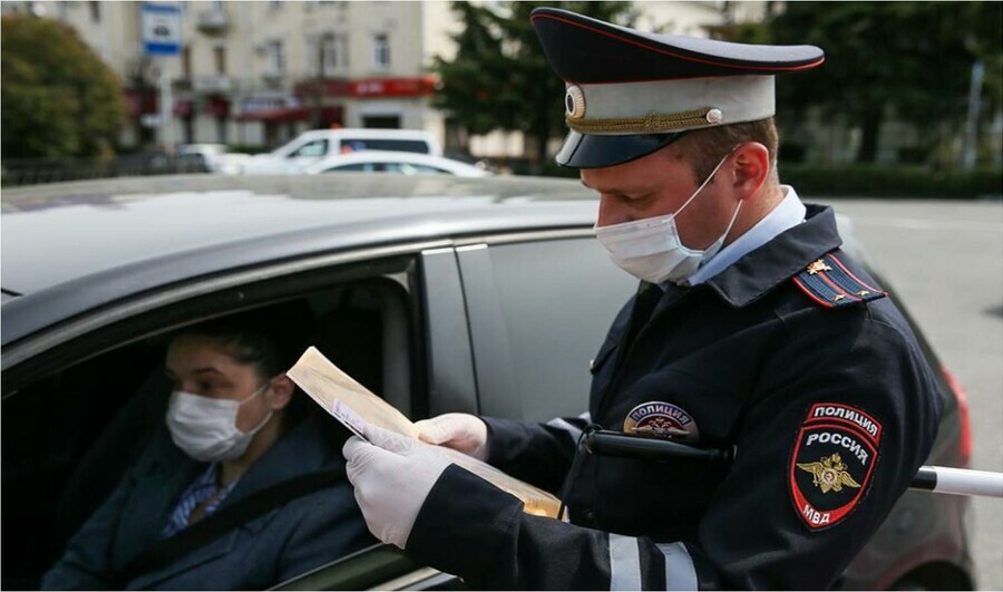 Сотрудников ГИБДД обяжут возвращать документы водителю если в них вложены деньги