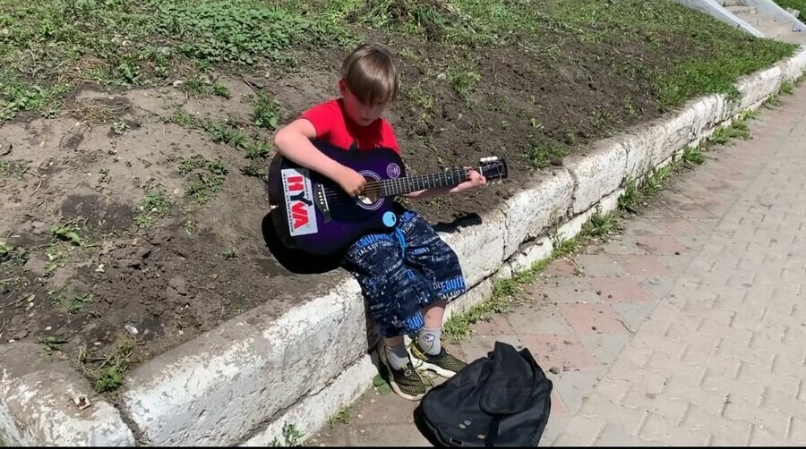 Мальчик играет на гитаре в центре Благовещенска и собирает деньги на мечту