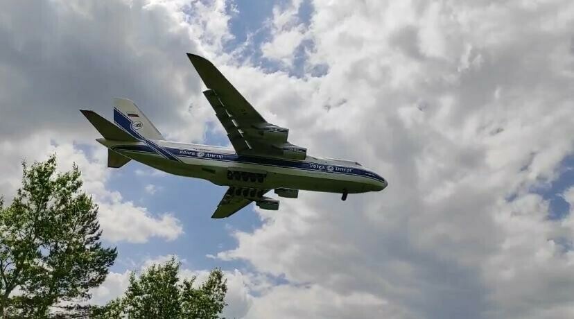 Огромный транспортный самолет чтото привез в Благовещенск 