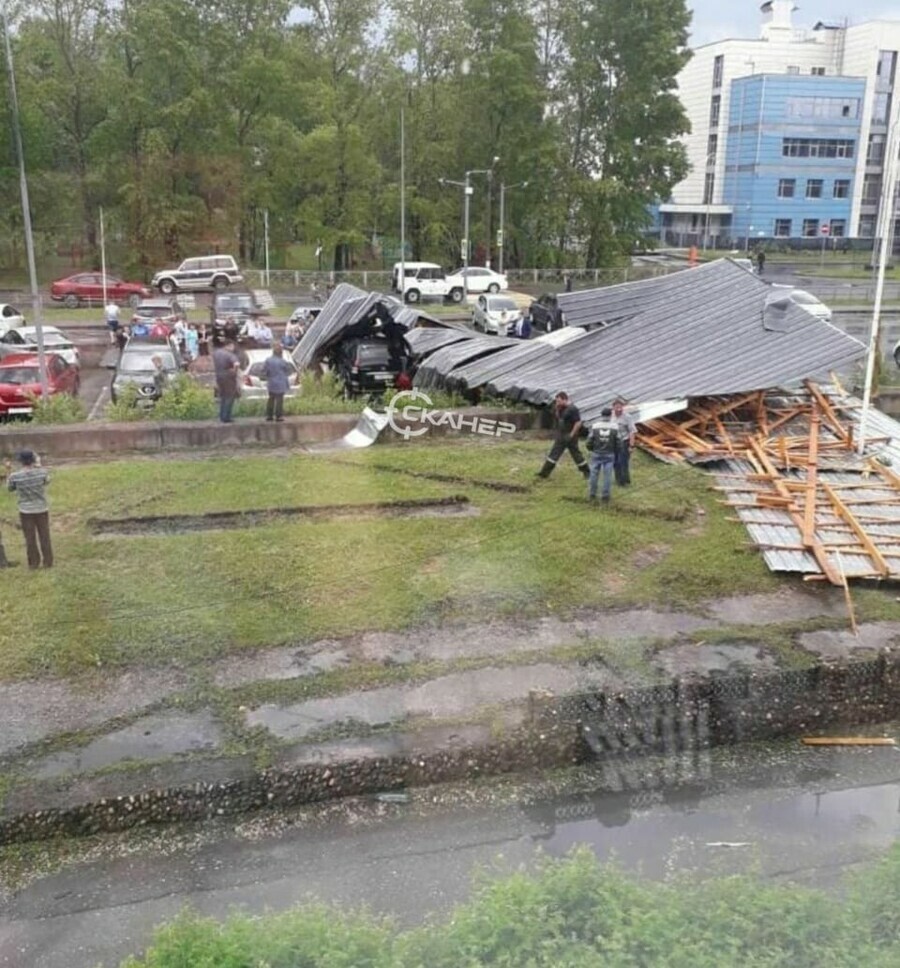 В Белогорске ЧП крыша рухнула на автомобили