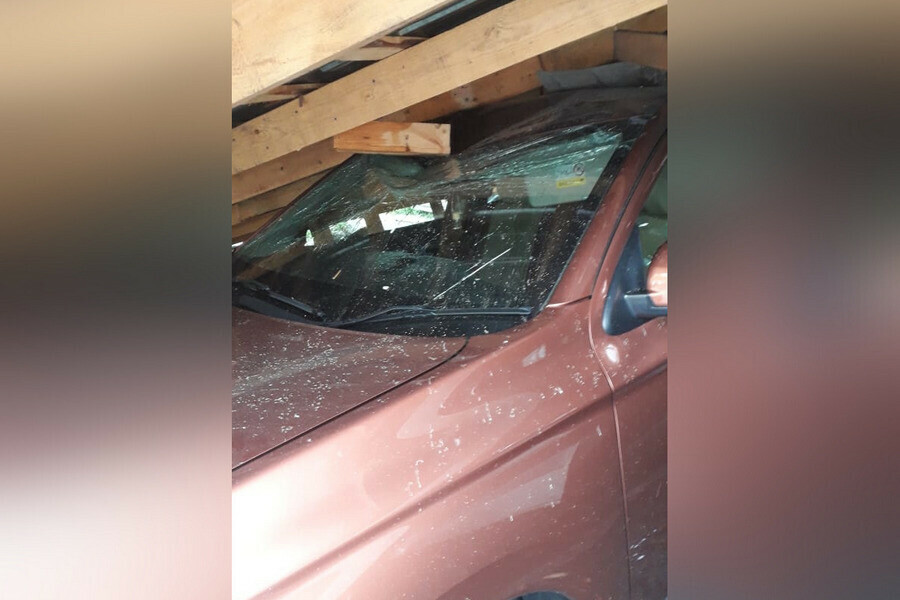 Под рухнувшей крышей в Белогорске оказалось три машины фото
