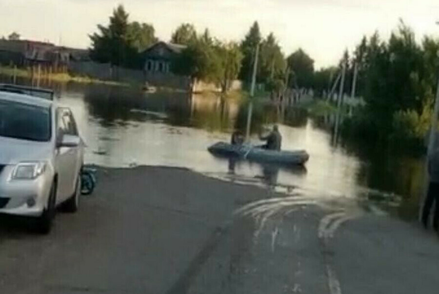 В село Благовещенского района пришла вода Люди переправляются по улицам на лодках видео