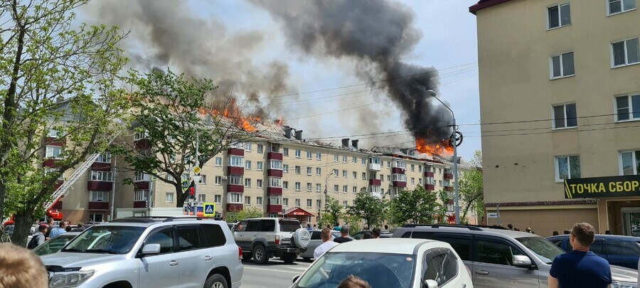 Жилой дом горит открытым пламенем в центре ЮжноСахалинска фото видео