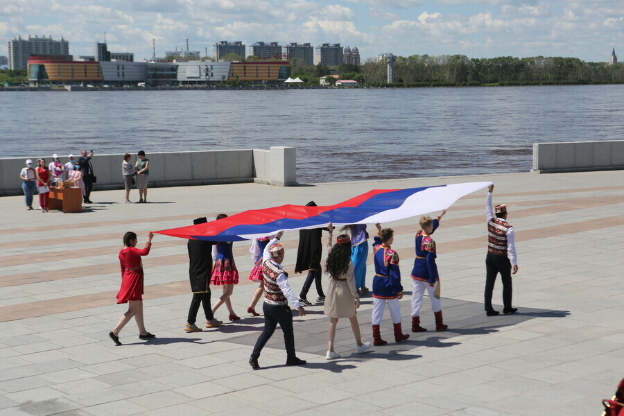 В Благовещенске в День России развернули огромный триколор 