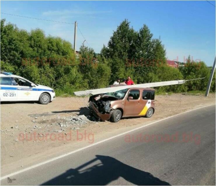 В Благовещенске таксист подвез столб