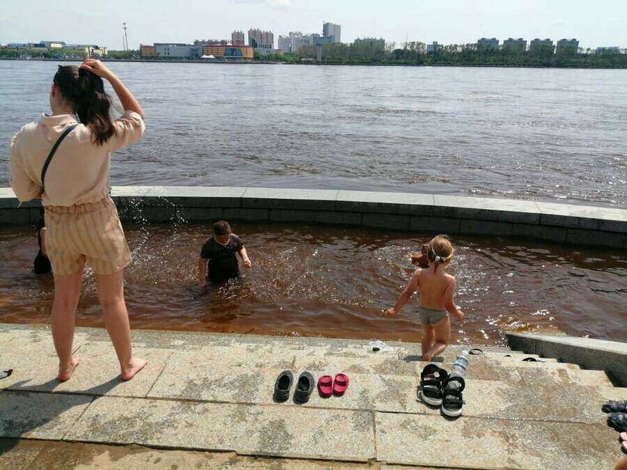 Жители Благовещенска купаются на затопленной набережной Амура как в бассейне видео 