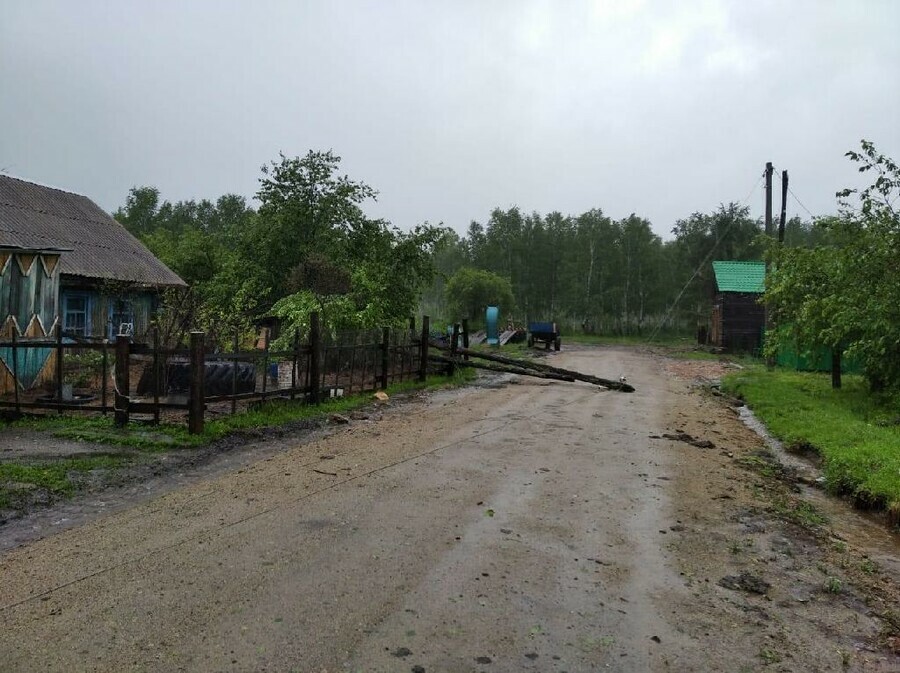 На севере Амурской области бушует непогода От ветра падают электроопоры без света остались около 1 000 человек