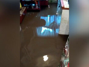 Уровень воды в квартире 15 сантиметров В Приамурье дожди затопили жилой дом фото видео