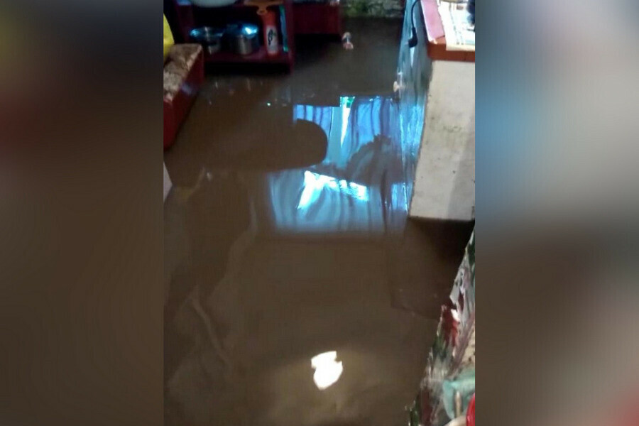 Уровень воды в квартире 15 сантиметров В Приамурье дожди затопили жилой дом фото видео