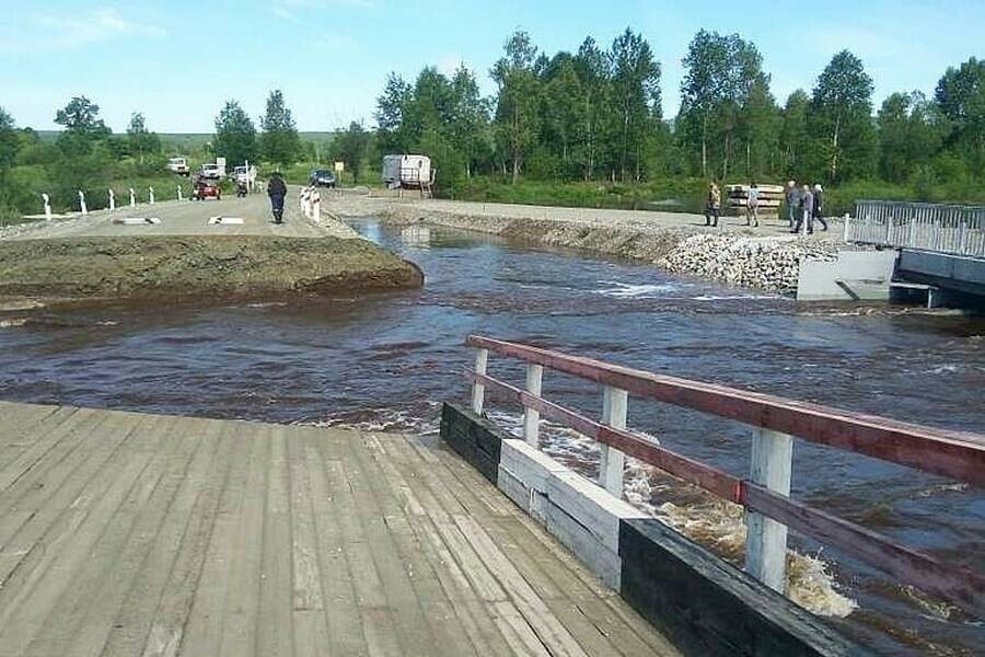 В Амурской области река размыла дорогу в село