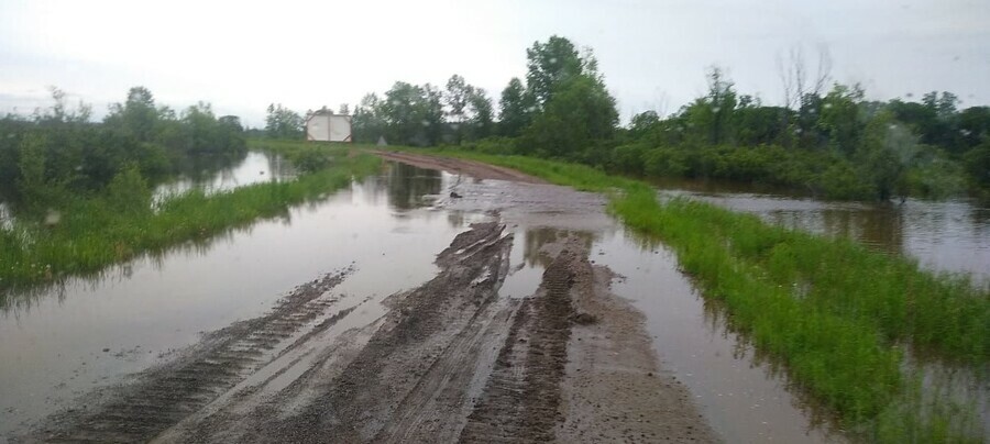 Тонем В Амурской области прибывающая вода топит дороги и приусадебные участки