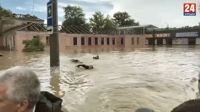 Сеть взорвало видео со спасателями вплавь сопровождавшими лодку главы Крыма в затопленной Керчи видео