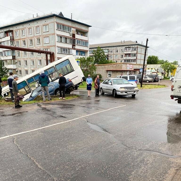 В Архаре произошло эпичное ДТП с участием пассажирского автобуса фото