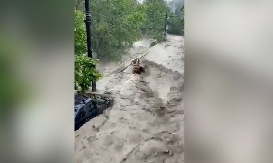 В Ялте потоком унесло человека он погиб видео