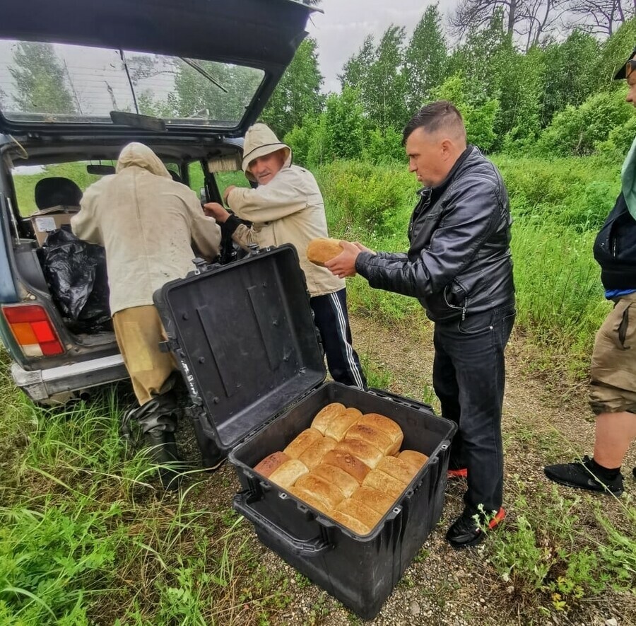 На север Приамурья в подтопленное село Сиан доставили хлеб