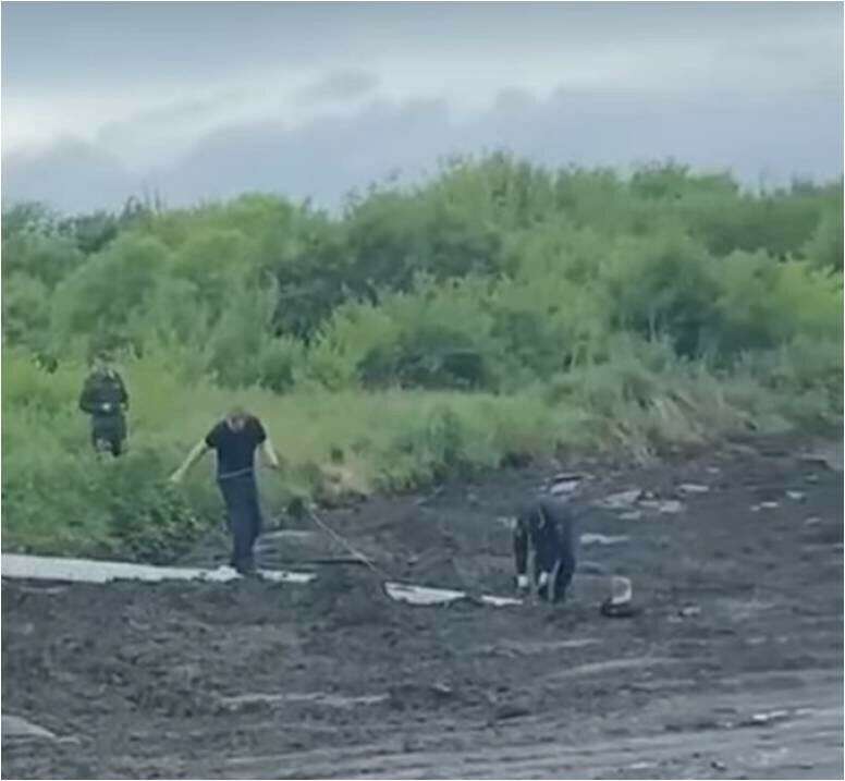 В Благовещенске парень чуть не утонул в зловонной жиже видео