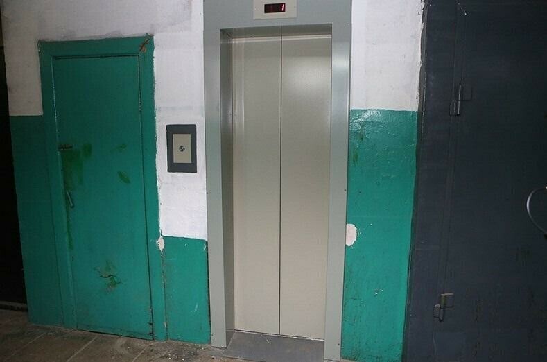 Во Владивостоке мужчина на всю ночь застрял в лифте  он думал что это квест
