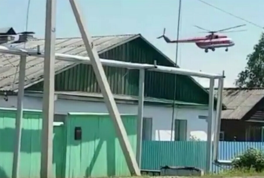 Из подтопленной амурской Ивановки вертолетом эвакуировали травмированную женщину видео