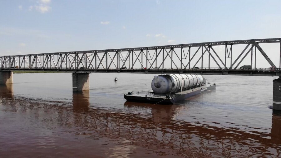 Комиссия обследовала мост через Зею после того как под ним не смогла пройти баржа