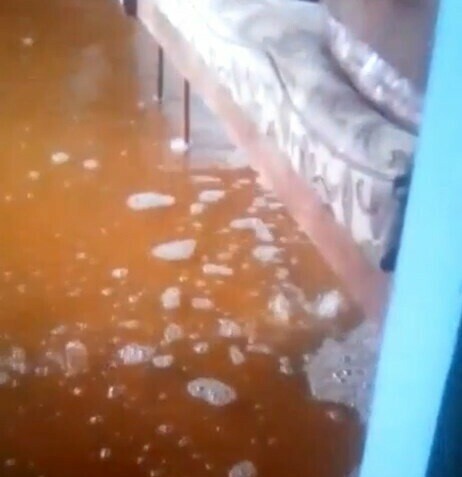 Вода прет изпод полов видео из затопленного дома в амурском селе Черняево