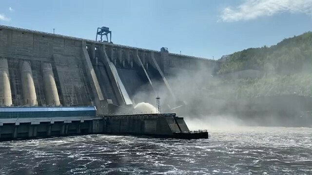На Бурейской ГЭС прекратились сбросы Зейская ГЭС готова сдержать миллиарды тонн воды