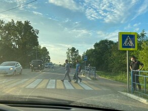 Людям не дают дорогу перейти В Благовещенске изза неизвестного кортежа перекрыли улицы видео