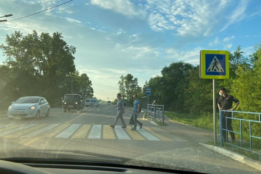 Людям не дают дорогу перейти В Благовещенске изза неизвестного кортежа перекрыли улицы видео