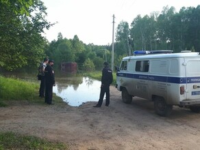 В тонущих селах Амурской области полицейские забирают у владельцев огнестрельное оружие Почему