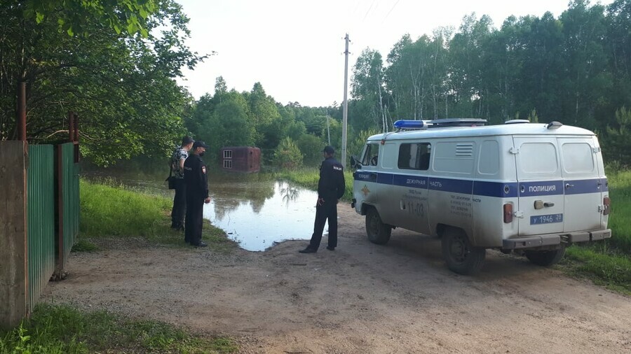 В тонущих селах Амурской области полицейские забирают у владельцев огнестрельное оружие Почему