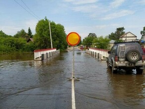 В Благовещенске под воду уходит мост фото видео