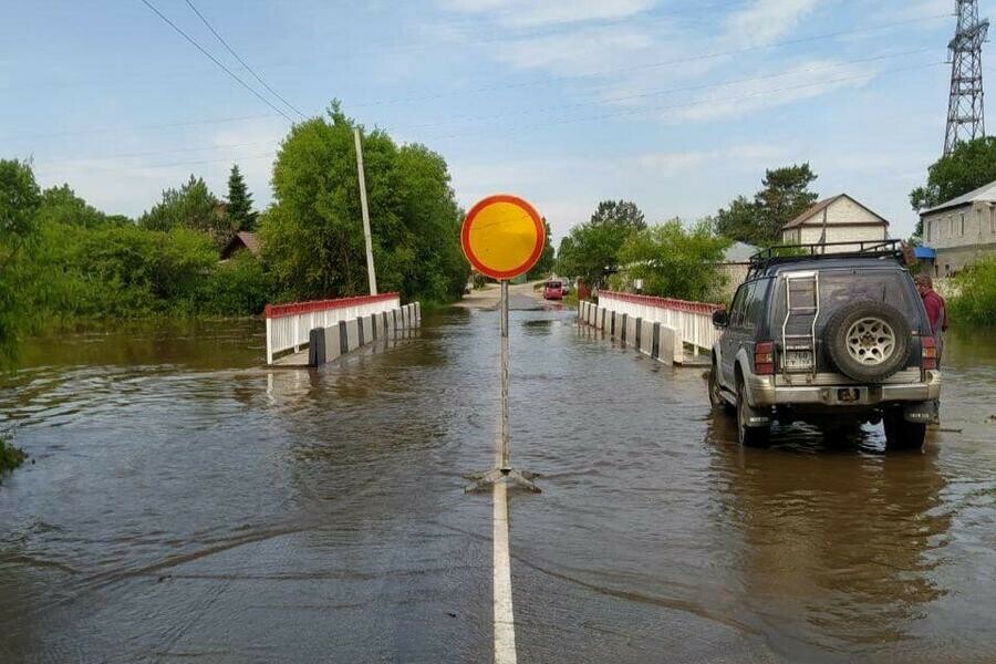 В Благовещенске под воду уходит мост фото видео