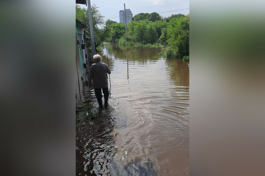 В Благовещенске Бурхановка вышла из берегов ее русло перекрывают в срочном порядке фото видео