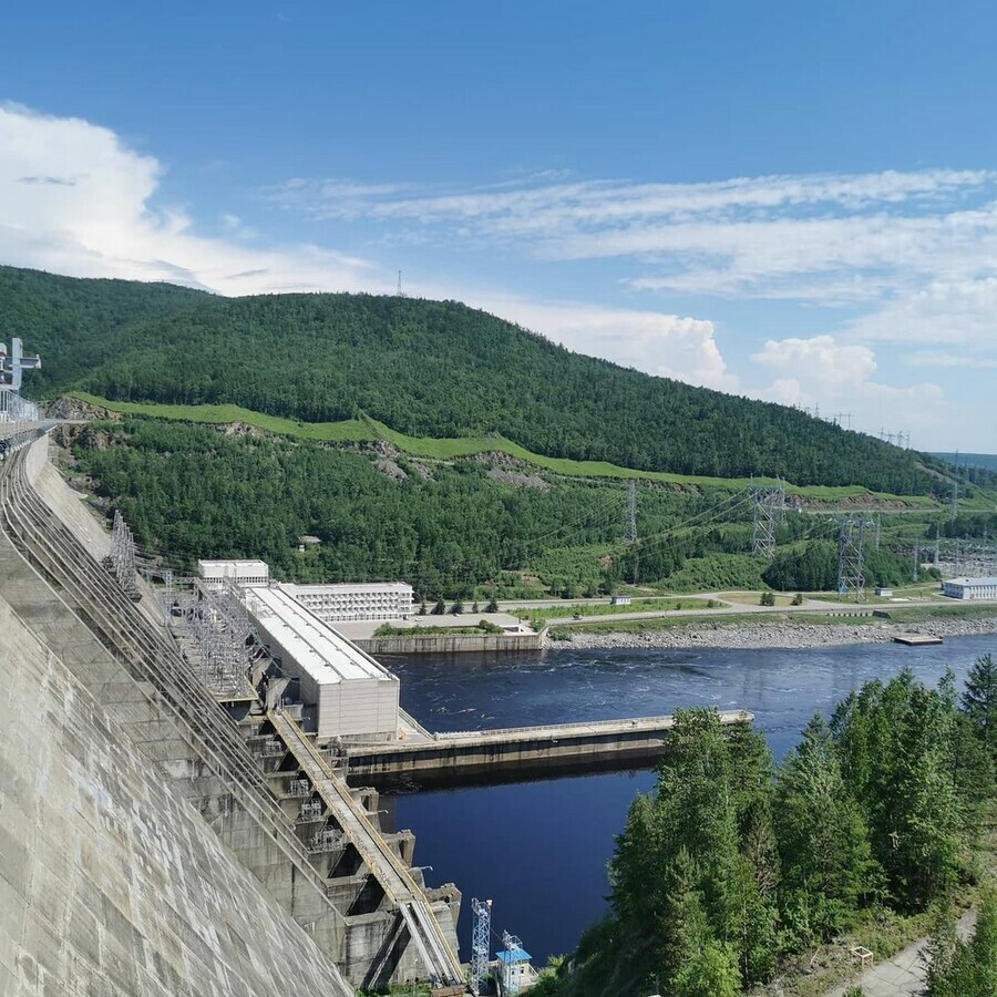  На Зейской ГЭС продолжает снижаться приток воды видео водохранилища