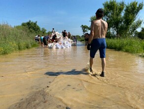 Во Владимировке прорвало дамбу Жители с ночи пытаются отстоять село 